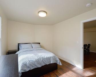 Spacious, Stylish 4 Bedroom Bay Area Home - Emeryville - Bedroom