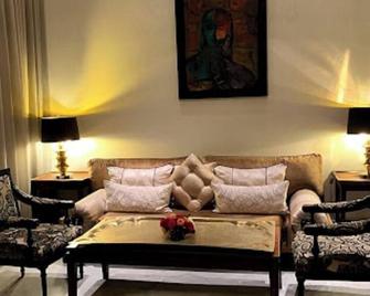 فندق الأوراسي - الجزائر - غرفة معيشة