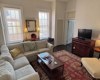 Luxury Private Downtown Penthouse 1 Bedroom - Dayton - Living room