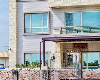 11 House - Erlin Township - Edificio