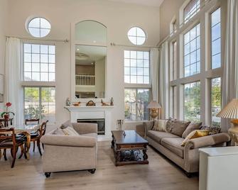 Newly Remodeled Suburban House - Diamond Bar - Living room