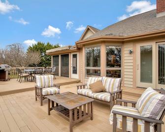 Gorgeous Creek Side Ranch-Style Estate With Dock - Grasonville - Innenhof