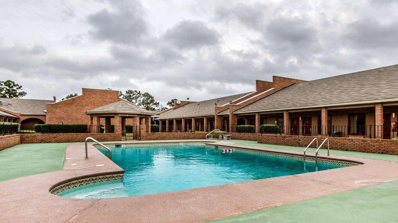 Econo Lodge Inn & Suites