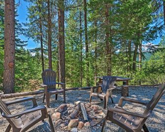 Secluded Leavenworth Cabin W/ Mtn Views & Fire Pit - Leavenworth - Patio
