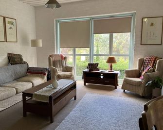 Family friendly apartment walking distance to Castlemaine’s restaurants. - Castlemaine - Wohnzimmer