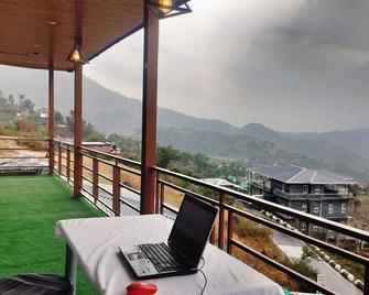 Hotel Nirbana Heights - Dharamshala - Balkon