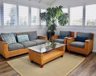 Coastal Getaway with Pool - Central Mount Maunganui, Spacious 5 Bedroom Home - Mount Maunganui - Wohnzimmer