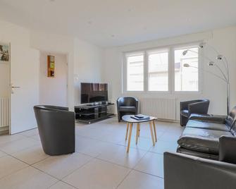 4 Bedroom Awesome Home In Petite-Synthe - Grande-Synthe - Living room