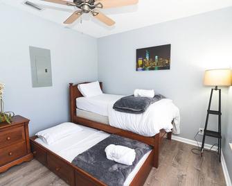 Golfers Paradise 4-Hole Putt-Putt, Mega Chess With Huge Backyard, Hammock - Jupiter - Bedroom