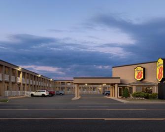Super 8 by Wyndham Windsor/Dougall - Windsor - Building