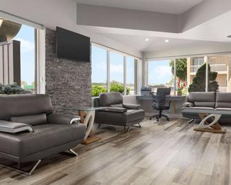 Super 8 by Wyndham Windsor/Dougall - ווינדזור - טרקלין