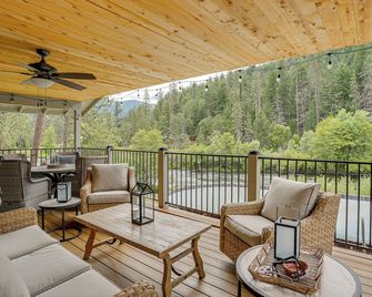 Pool & Dual Decks! Modern Trinity River Retreat - Douglas City - Balcón