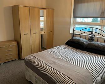 Sleeps6-wifi-parking-ideal for Tradesmen-garden - Airdrie - Bedroom