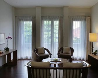 Billiton Hotel & Klub - Tanjung Pandan - Living room