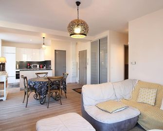 T3 in La Bourboule with parking and WiFi - Perfect for 4 guests - 拉布爾布勒 - 客廳