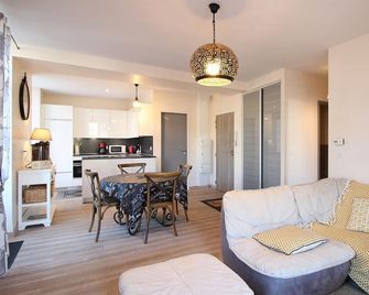 T3 in La Bourboule with parking and WiFi - Perfect for 4 guests - 拉布爾布勒 - 客廳