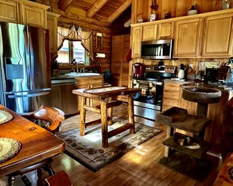 Romantic Nature Escape: Beautiful Log Cabin with Amazing Views and Hiking Trails Nearby in the White Mountains, New Hampshire - Lisbon - Cocina