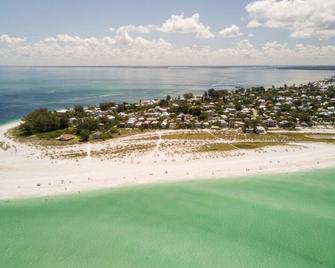 Bayview Inn #101 | Newly Remodeled & Steps from Bridge Street - Bradenton Beach - Beach