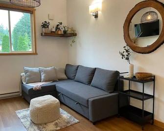 Su Casa Suite with Sauna - Salmo - Living room