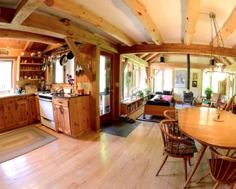 Cozy Lakefront Cabin Rental in the Woodlands of Empire, Michigan - Empire - Comedor