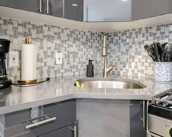 Lrg 2 Bedroom apart in BlackRock - Bridgeport - Kitchen