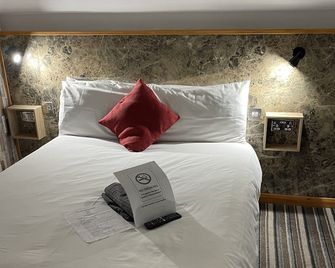 The Six Bells Hotel - Enfield - Bedroom