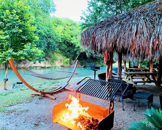 Ideal Glamping Spot for an Adventurous Family Vacation: Cool Safari Tent on the San Marcos River near Kingsbury, Texas - Kingsbury - Patio