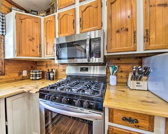 Woodsy Home w/ View, 1 Mi to Lake Shelbyville - Shelbyville - Cocina