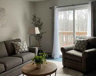 Golfing, Lake View 2-Br, 1.5 Ba condo in Waterbury with fireplace, AC and Garage - Waterbury - Sala de estar