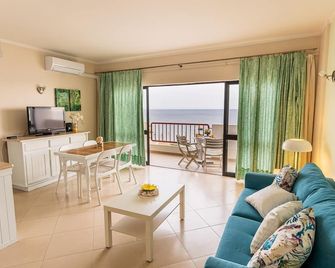 Beachfront 1 Bdr Apartment With Pool By Lovelystay - Portimão - Pokój dzienny