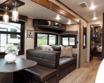 RV 1 Hill Top with amazing Lake Views c/w Queen Bed and Bunks - Kenora - Huiskamer