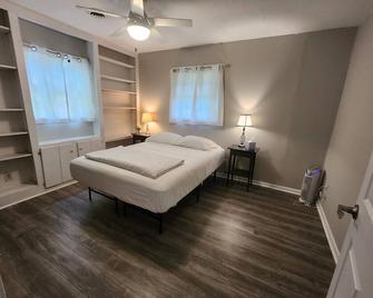 Cozy Home 3 miles from I95 and Downtown - Fredericksburg - Bedroom
