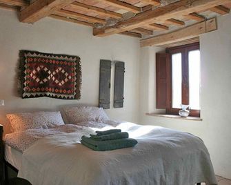 Organic vineyard/ olive farmhouse with superb views of the Mountains/valley - Tolentino - Slaapkamer