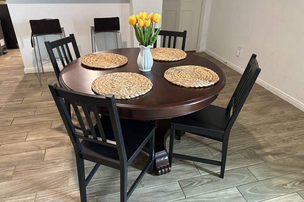 A modern-family home, just 10 minutes from downtown & 12 minutes from Lackland. - וון אורמי - חדר אוכל