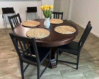 A modern-family home, just 10 minutes from downtown & 12 minutes from Lackland. - וון אורמי - חדר אוכל