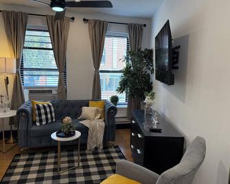Boutique Studio Apartment on Grand Ave - Englewood - Living room