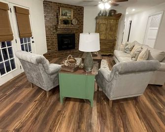 The Burrows House located in The Pinewoods of Nacogdoches - Nacogdoches - Living room
