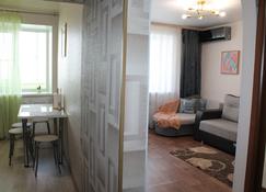 Kompaniya Podushka na Serysheva Apartment - Khabarovsk - Living room