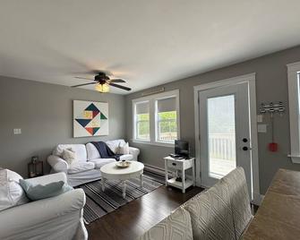River Front Property With Water View, Minutes To Brackley, & Screened In Dining - Rustico - Living room