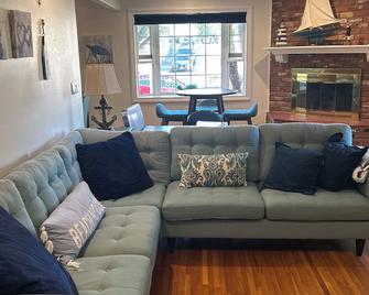 Cozy Residential San Pedro Home with Beach Vibes - San Pedro - Living room