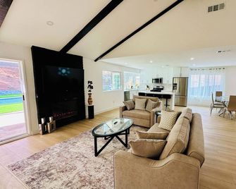 Beautiful Family Friendly Canyon Home with Pool & BBQ, 14 mi to Six Flags - Santa Clarita - Living room