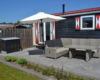 Chalet Irene (67): a cozy chalet with lots of privacy near the beach - Serooskerke, Walcheren - Patio