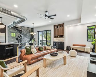 New! The Strata Barn - Luxury Hyde Park Townhome - Tampa - Oturma odası