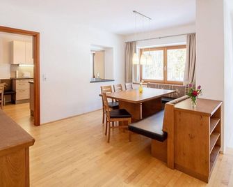 Ferienwohnung Adler.suite - Natur.erlebnis.hotel Post Hinterriß - Eben am Achensee - Eetruimte