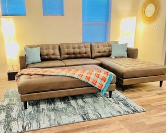 Fernley House-20 Min to Usa Pkwy/ 5tvs Sleeps 13/Pet Ok - Fernley - Huiskamer