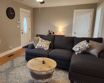 Welcome to our cozy Price Street cottage in the sweetest town in East, TN. - Sweetwater - Wohnzimmer