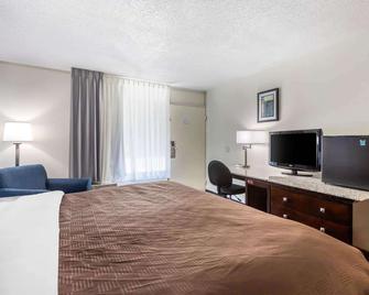 Days Inn and Suites by Wyndham Oxford - Oxford - Bedroom