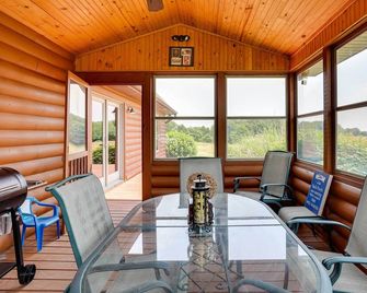 Pet-Friendly Vienna Cabin with Screened-In Porch! - Vienna - Comedor