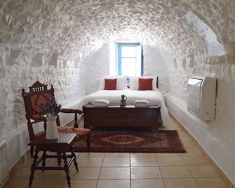 Lithos Stone Suites - Areopoli - Schlafzimmer