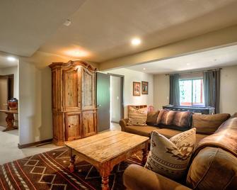 Newly Remodeled 6 Bedrooms/3.5 Baths-Sleeps 14 awesome Views Hot Tub & Sauna - Olympic Valley - Sala de estar